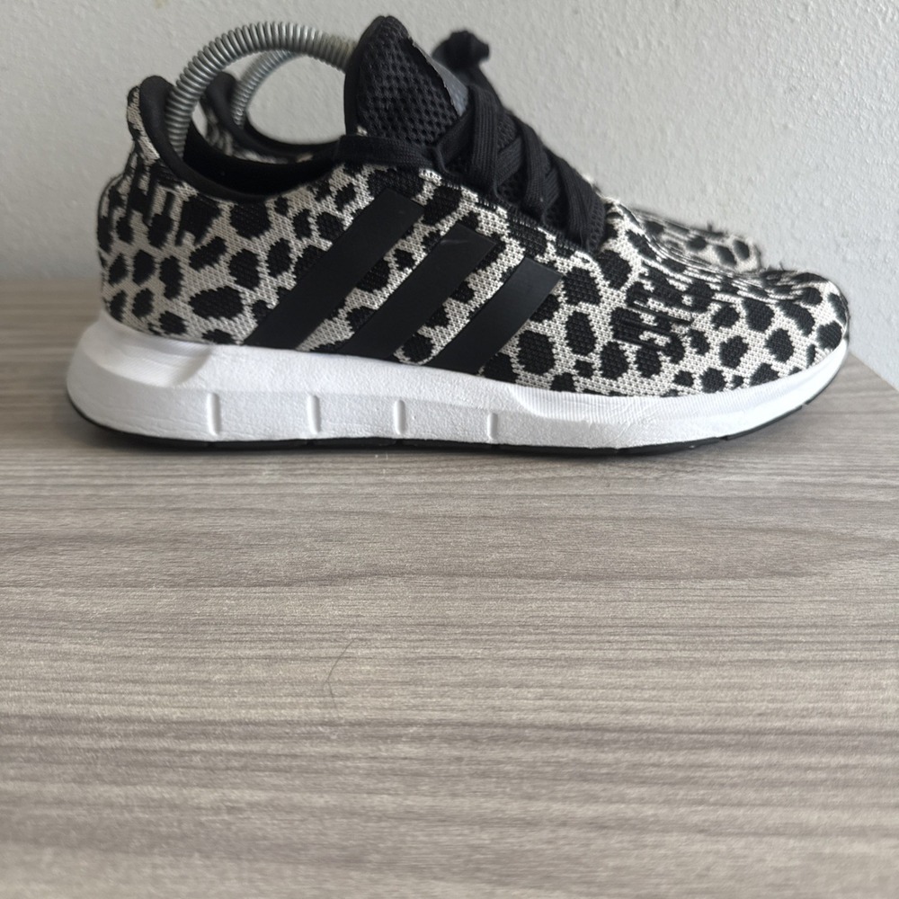 Women's Adidas Swift Run Cheetah Leopard Black White sneakers Sz 9.5